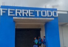 Delincuentes dejan los estantes vacíos en ferretería de Pueblo Nuevo