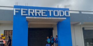 Delincuentes dejan los estantes vacíos en ferretería de Pueblo Nuevo