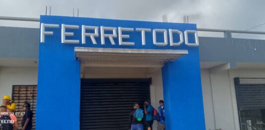 Delincuentes dejan los estantes vacíos en ferretería de Pueblo Nuevo