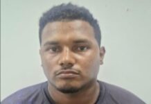 Le dio con un casco en la cabeza a su hijo de siete años