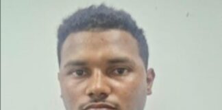 Le dio con un casco en la cabeza a su hijo de siete años