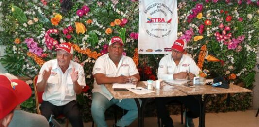 Transportistas realizan mesas de trabajo para mejorar su condiciones laborales