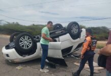 Choque y posterior vuelco de vehículo dejó una dama lesionada
