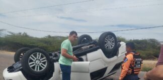 Choque y posterior vuelco de vehículo dejó una dama lesionada