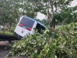 Vuelco de autobús deja tres muertos y 15 heridos
