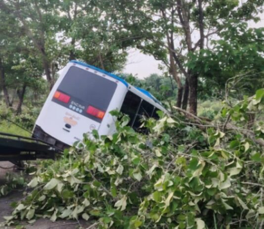 Vuelco de autobús deja tres muertos y 15 heridos
