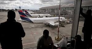 Anuncia la suspensión de todos los vuelos de Colombia a Venezuela