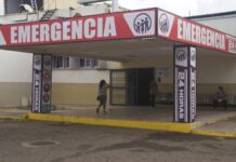 Lesionada mujer en encunetamieto de vehículo