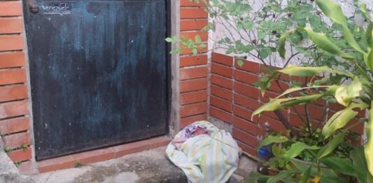 Abandonan a una recién nacida en la puerta de una casa