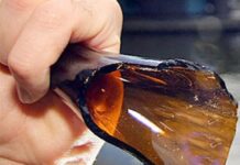 Cortan a un joven con un pico de botella en Coro