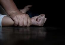 Hombre asesina a su esposa e hijos con un machete