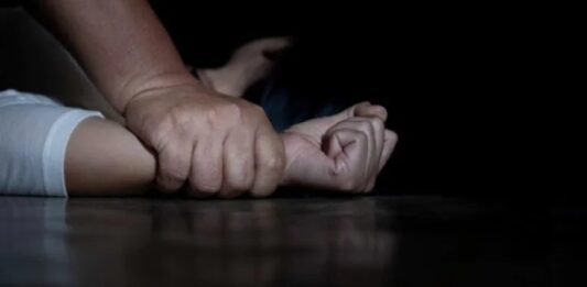 Hombre asesina a su esposa e hijos con un machete