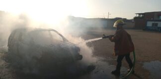 Vehículo Ford Fiesta se incendió en Cujicana