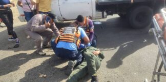 Lesionado funcionario militar al colisionar con un camión