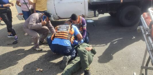 Lesionado funcionario militar al colisionar con un camión