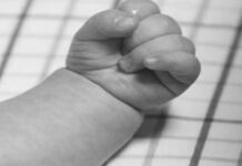 Bebé de un año muere tras caer en pozo de agua