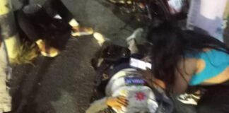 Motorizado chocó con un poste mientras leía un mensaje de texto