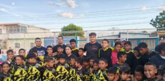 Club Deportivo de Fútbol Sala «San Nicolás» recibe dotación de uniformes y materiales deportivos