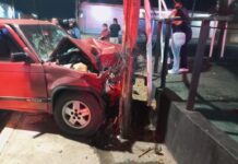 Conductor sufrió un paro cardíaco y chocó con un poste en Puerta Maraven