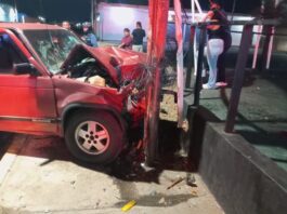 Conductor sufrió un paro cardíaco y chocó con un poste en Puerta Maraven