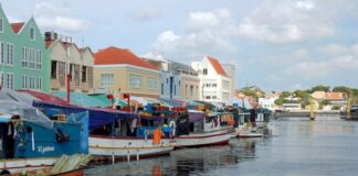 Todas las semanas salen embarcaciones con Frutas, verduras y hortalizas a las islas ABC
