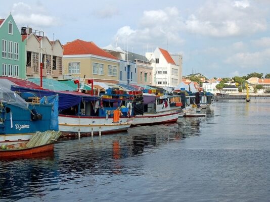 Todas las semanas salen embarcaciones con Frutas, verduras y hortalizas a las islas ABC
