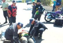 Se le trancó una rueda de la moto y se fue de cabeza en Puerta Maraven