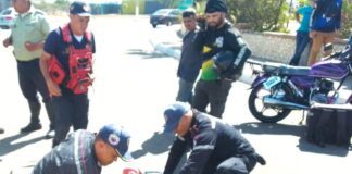 Se le trancó una rueda de la moto y se fue de cabeza en Puerta Maraven