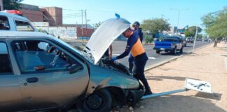 Vehículo impactó con un objeto fijo en la avenida Jacinto Lara