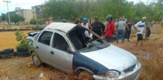 Conductor pasó susto en vuelco de vehículo en Coro
