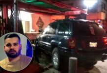 Camioneta se estrella contra puesto de comida rápida y mata a joven