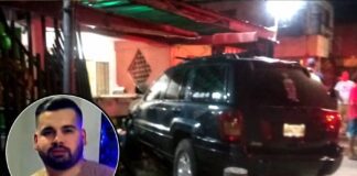 Camioneta se estrella contra puesto de comida rápida y mata a joven