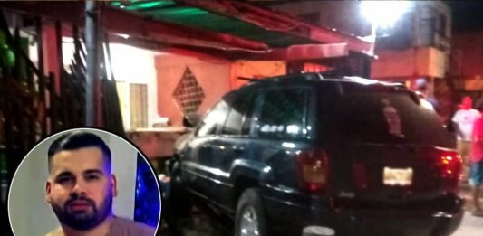 Camioneta se estrella contra puesto de comida rápida y mata a joven