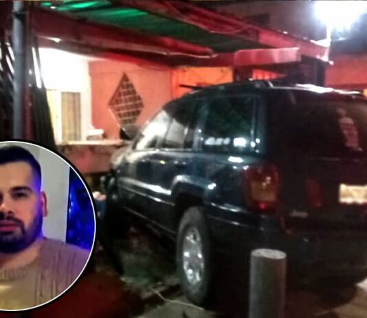 Camioneta se estrella contra puesto de comida rápida y mata a joven