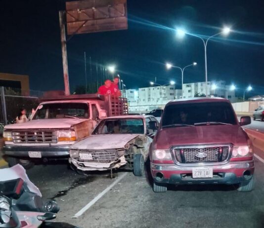 Colisión de vehículos dejó daños materiales la noche del domingo en Punto Fijo