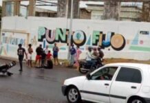 Colisionó la moto que conducía con un carro en la avenida Bolívar de Punto Fijo