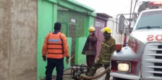 Cuatro afectados por incendio de estructura en Antiguo Aeropuerto