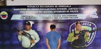 Por agredir a un hombre Policarirubana detiene a un joven y a un adolescente