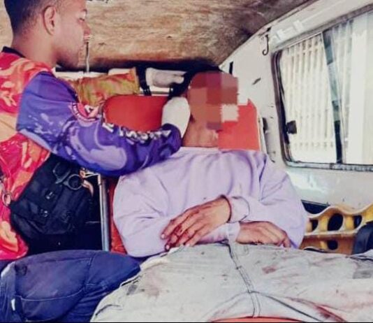 Quedó con una herida abierta en la frente en una pelea