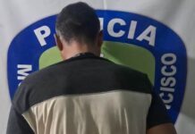Sacó a sus padres de la casa y golpeó a su hermana