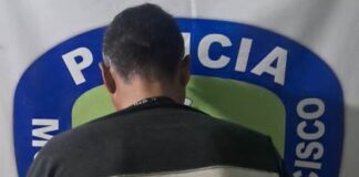 Sacó a sus padres de la casa y golpeó a su hermana