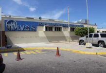 Conductor se distrajo con el celular y chocó con brocal divisoria en el centro de Punto Fijo