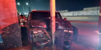 Conductor impactó camioneta con un poste en Punto Fijo