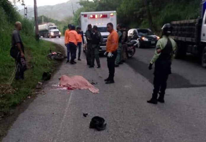 La víctima, identificada como Justyn Carmona, se trasladaba en una motocicleta, la cual impactó contra una gandola