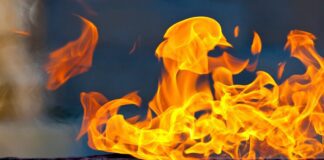 Roció con gasolina a una enfermera para quemarla porque no aceptaba el fin de la relación