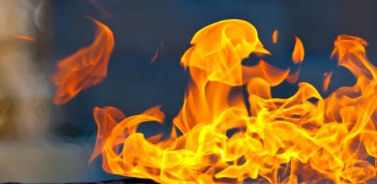 Roció con gasolina a una enfermera para quemarla porque no aceptaba el fin de la relación