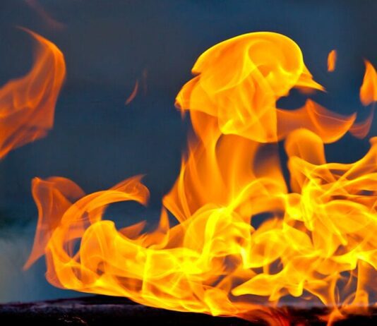 Roció con gasolina a una enfermera para quemarla porque no aceptaba el fin de la relación