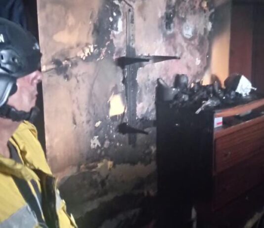Corto circuito originó incendio de estructura en Caja de Agua