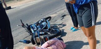 Mujer la sorprendió un carro y se cayó de la moto