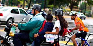 Prohibido el transporte de niños menores de 10 años en motos